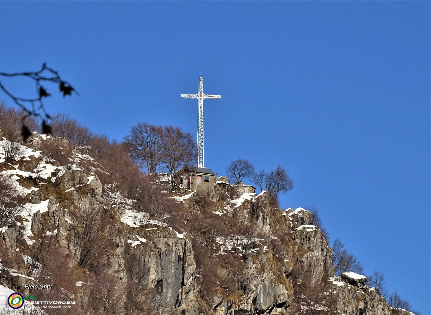 38 Zoom verso la croce del Monte Zucco.JPG